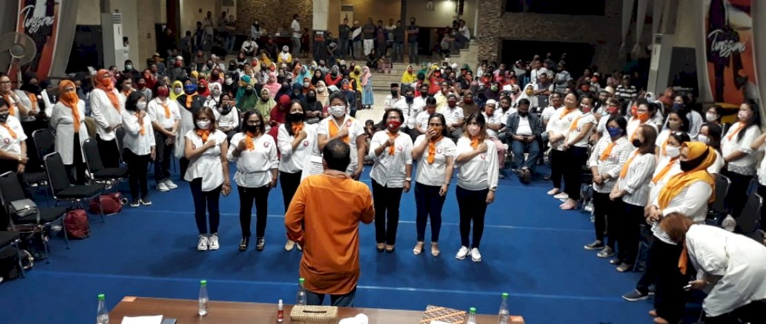 Pengukuhan relawan dari Komunitas Perempuan Tangguh Makassar di hadapan Balon Wali Kota Makassar, Moh Ramdhan Pomanto.