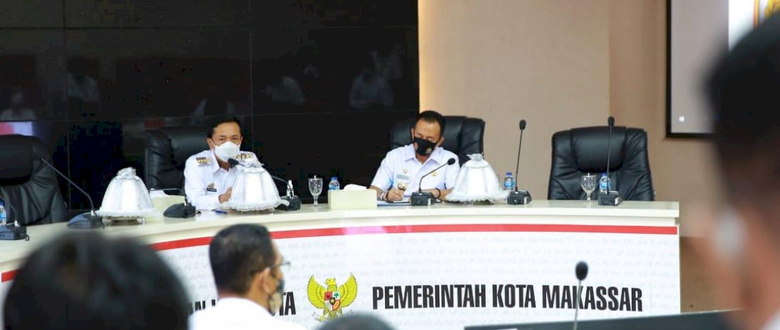 Pj Wali Kota Makassar, Prof Rudy Djamaluddin memimpin rapat koordinasi bersama camat se-Kota Makassar di Ruang Sipakalebbi, Balaikota Makassar, Rabu (16/9/2020).