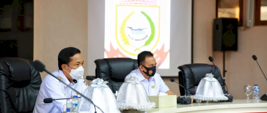Pj Wali Kota Makassar, Prof Rudy Djamaluddin memimpin rapat koordinasi bersama camat se-Kota Makassar di Ruang Sipakalebbi, Balaikota Makassar, Rabu (16/9/2020).