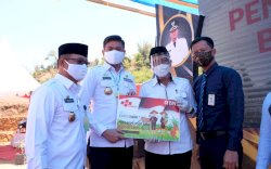 Kunjungi Manuju dan Bontomarannu, Pemkab Gowa Serahkan 5.571 Kartu Tani