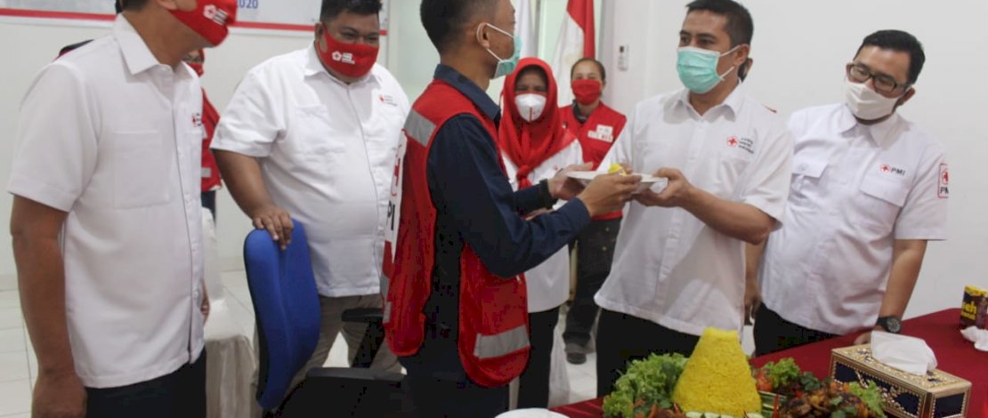 Ketua PMI Kota Makassar, Dr Syamsu Rizal, menyerahkan potongan tumpeng pertama untuk relawan saat perayaan Hari Ulang Tahun Palang Merah Indonesia (PMI) ke-75 di Markas PMI Kota Makassar, Jalan Kandea, Kamis, (17/09/2020)