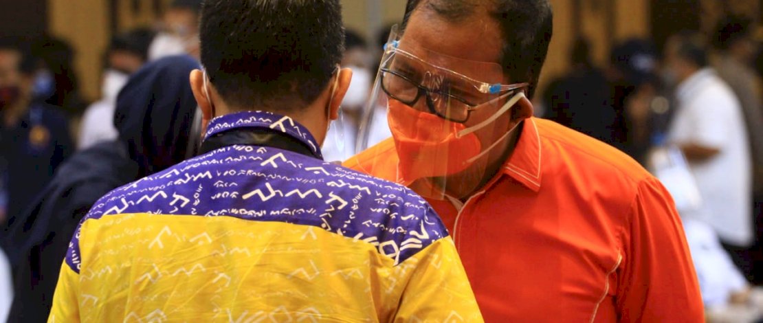 Danny Pomanto tampak berbincang akrab dengan kandidat lain.