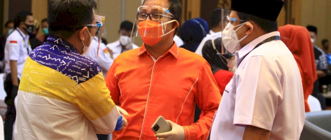Danny Pomanto tampak berbincang akrab dengan kandidat lain.