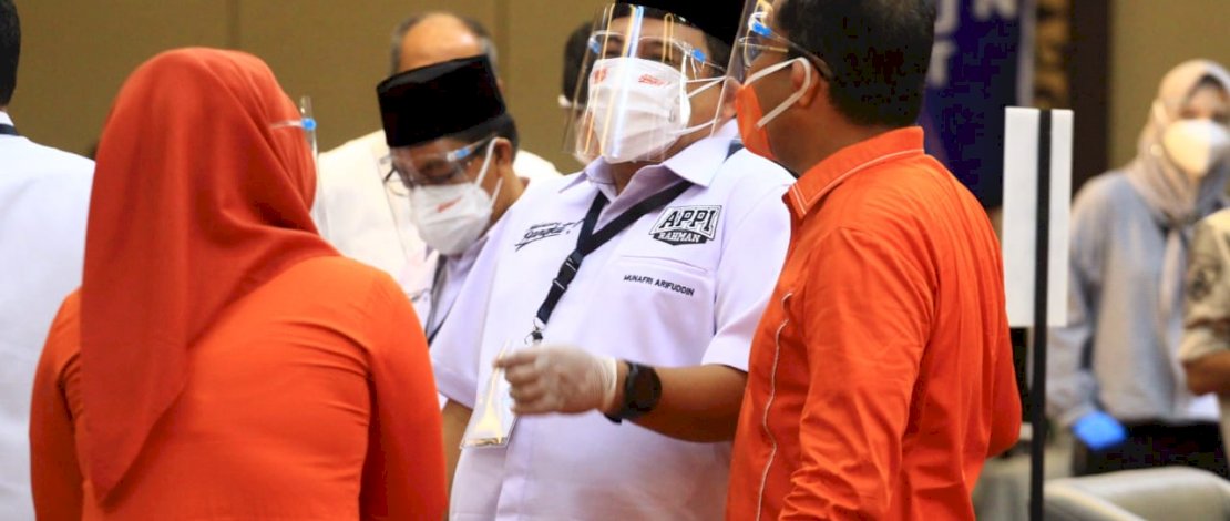 Danny Pomanto tampak berbincang akrab dengan kandidat lain.