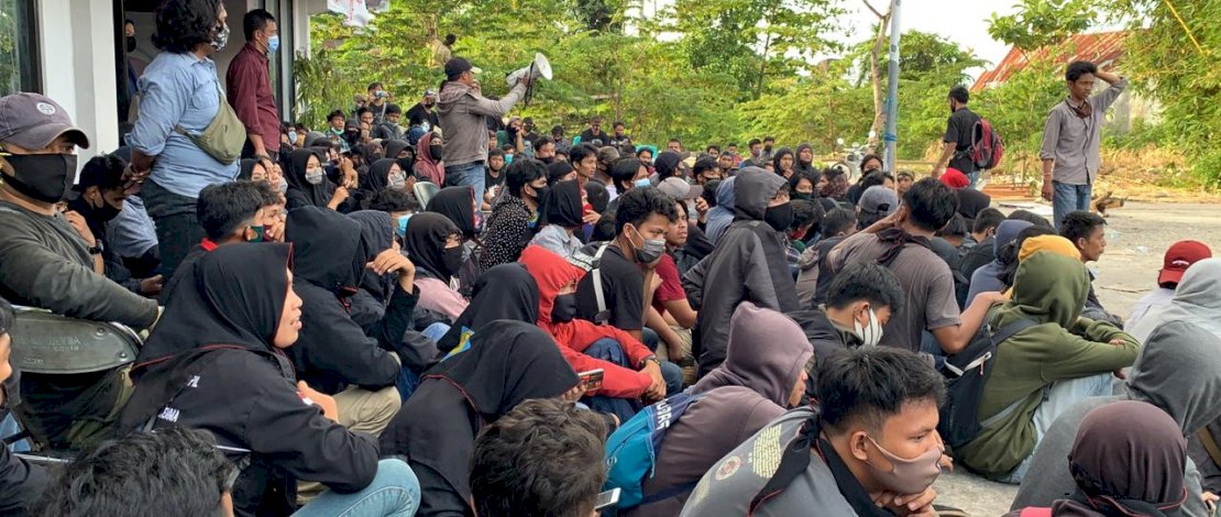 Puluhan mahasiswa Unanda Palopo, menduduki kampus. 