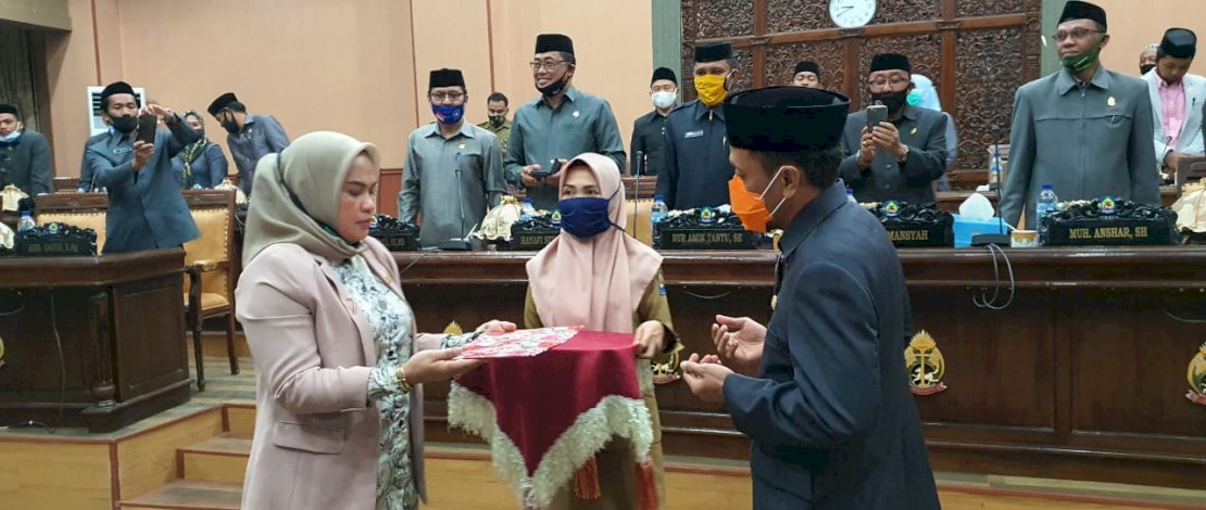 Proses penyerahan nota kesepakatan KUA PPAS usai ditandatangani dari DPRD Jeneponto ke Wabup Jeneponto.
