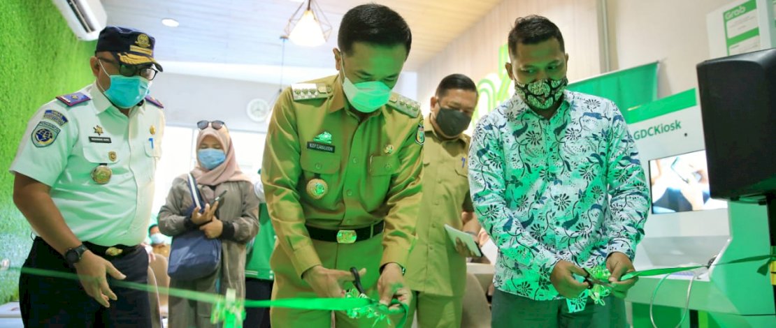 Pj Wali Kota Makassar, Prof Rudy Djamaluddin saat meresmikan Virtual Grab Driver Center di Jalan Metro Tanjung Bunga, Senin, 28 September 2020. 