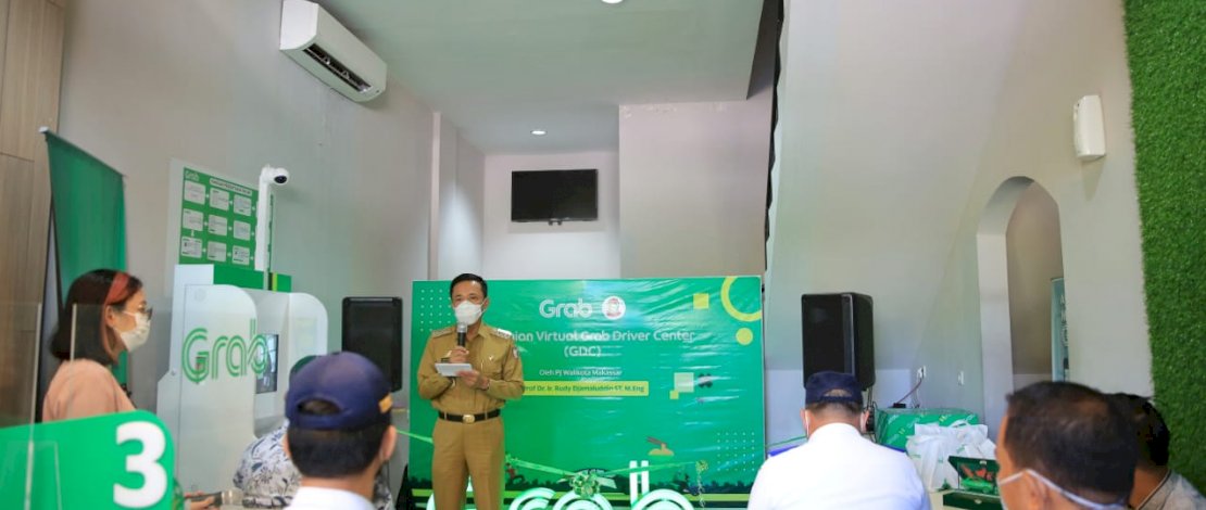 Pj Wali Kota Makassar, Prof Rudy Djamaluddin saat meresmikan Virtual Grab Driver Center di Jalan Metro Tanjung Bunga, Senin, 28 September 2020. 