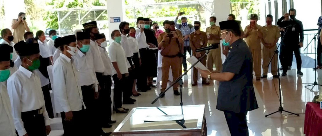 Prosesi pelantikan 68 anggota BPD se-Luwu oleh Bupati Luwu, H Basmin Mattayang di rujab Bupati Luwu.