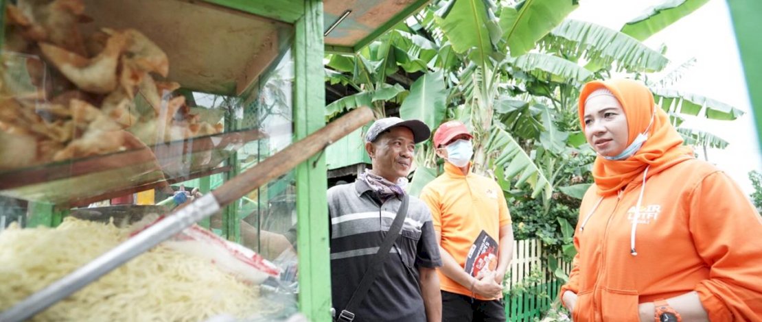 Calon Bupati Pangkep, Andi Nirawati (sweater oranye) saat berdialog dengan pedagang di Leang Kassi.