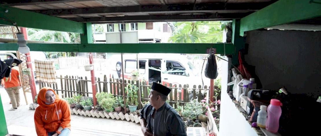 Calon Bupati Pangkep, Andi Nirawati (sweater oranye) saat berdialog dengan pedagang di Leang Kassi.