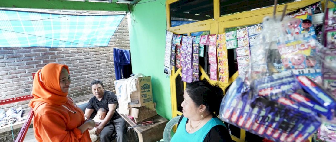 Calon Bupati Pangkep, Andi Nirawati (sweater oranye) saat berdialog dengan pedagang di Leang Kassi.