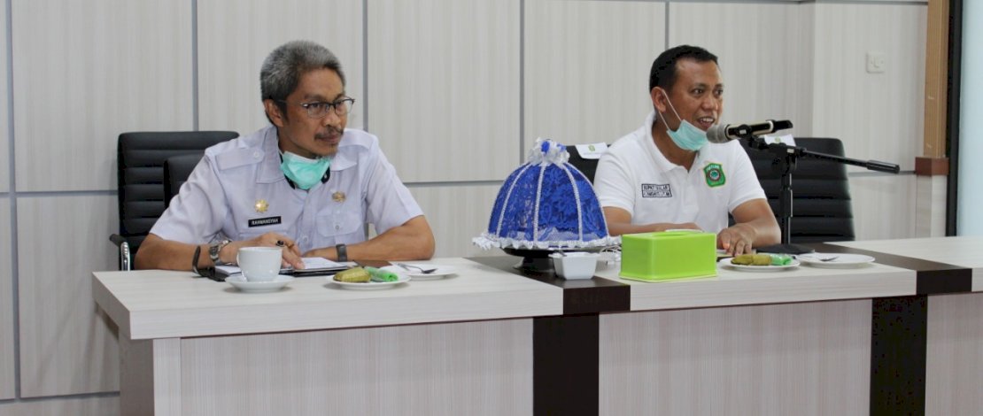 Bupati Takalar, H Syamsari (kanan), saat rapat bersama jajarannya.