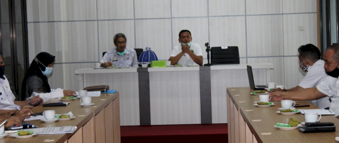 Bupati Takalar, H Syamsari (kanan), saat rapat bersama jajarannya.