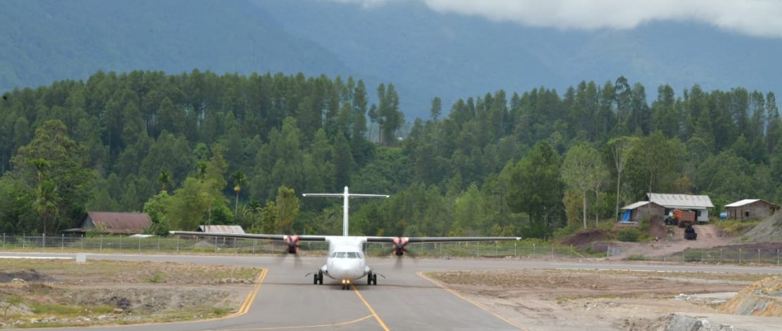 Pesawat yang membawa rombongan Gubernur Sulsel, Prof Nurdin Abdullah, tiba di Bandara Buntu Kunik, Rabu, 30 September 2020. 