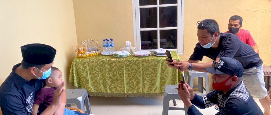 Dokter Fadli Ananda bersama warga Kelurahan Mappakasunggu, Makassar.