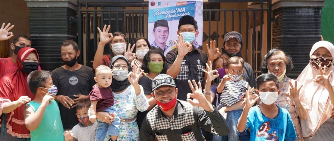 Dokter Fadli Ananda bersama warga Kelurahan Mappakasunggu, Makassar.