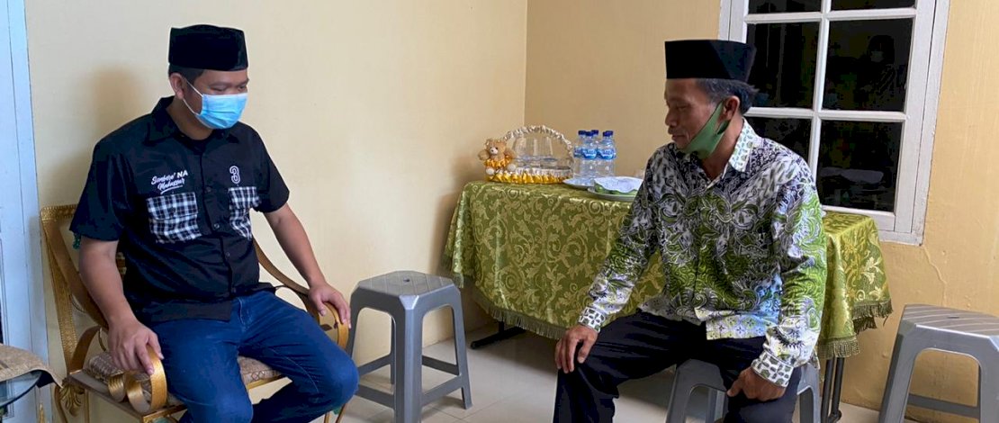 Dokter Fadli Ananda bersama warga Kelurahan Mappakasunggu, Makassar.