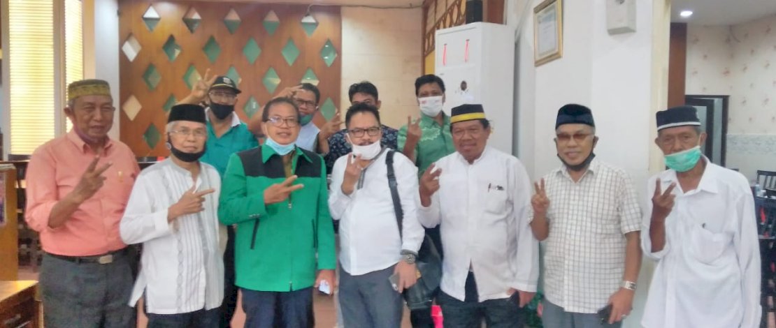 Korcam  ketua warga Barru, HM Yasin Azis, (tengah)  koordinator tim eksternal Appi-Rahman.