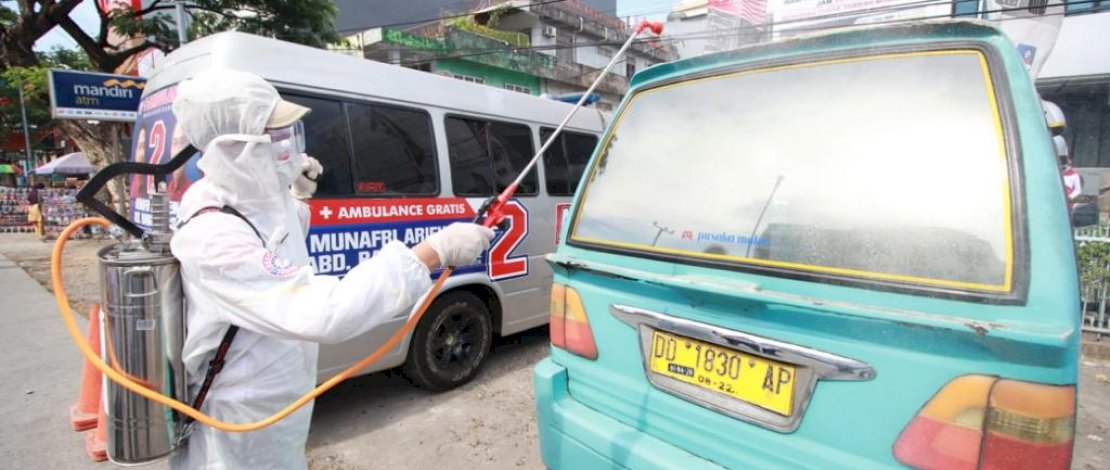 Canangkan Gerakan Angkot Bebas Covid-19, Appi-Rahman Semprot Disinfektan Petepete