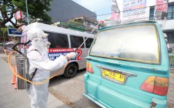 Canangkan Gerakan Angkot Bebas Covid-19, Appi-Rahman Semprot Disinfektan Petepete