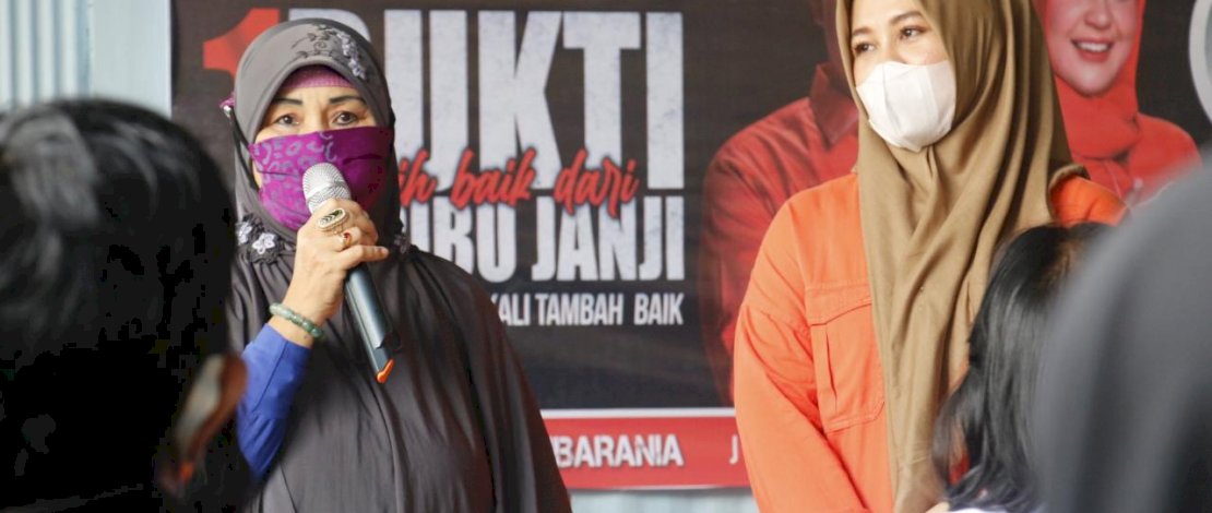 Fatmawati Rusdi saat berkampanye di Kelurahan Barana.
