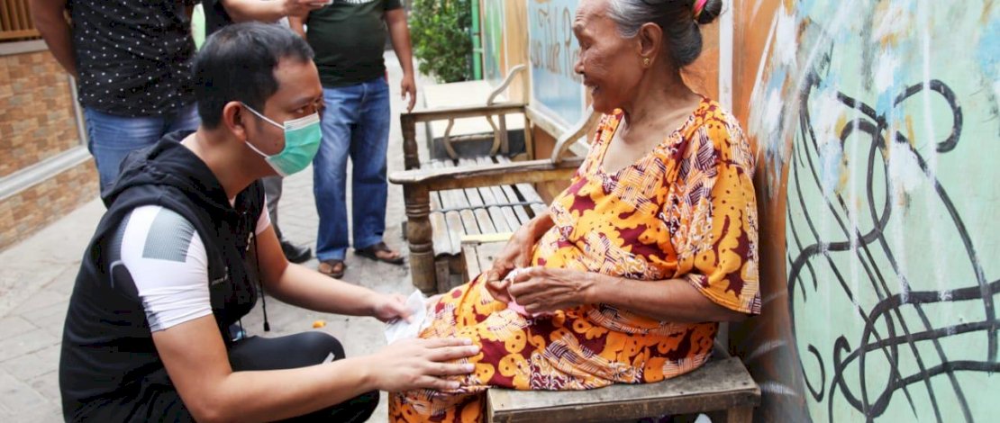dokter Fadli Ananda bercengkrama kepada salah satu warga baru baru ini, elama 10 hari kampanye di puluhan titik lokasi, respon yang diberikan Masyarakat kepada Saya dan Deng Ical sangat baik