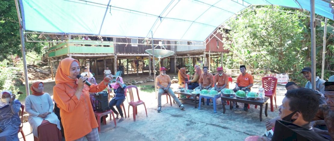 Andi Nirawati saat berkampanye di Paccinaongang, Kelurahan Bontomatene, Kecamatan Segeri, Pangkep.