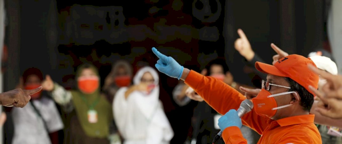 Moh Ramdhan Pomanto mengacungan telunjuk simbol angka satu kepada warga.