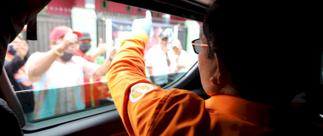 Moh Ramdhan Pomanto mengacungan telunjuk simbol angka satu kepada warga.