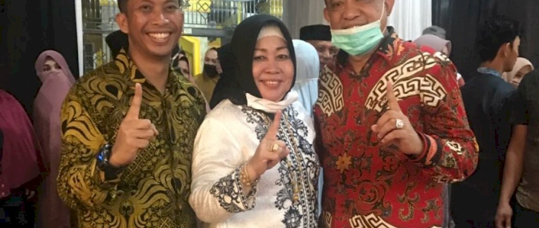 Andi Tajerimin (kanan) menghadiri hajatan keluarga besar Haji Malik.