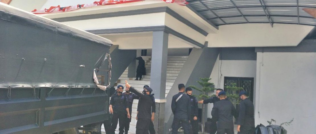 Antisipasi Demo Susulan, Brimob Parepare Siaga di Kantor DPRD Parepare 