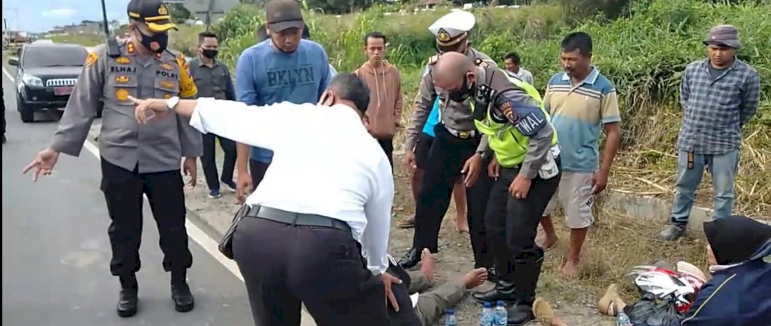 Kapolres Tapanuli Selatan dan anggotanya, menolong korban lakalantas. 
