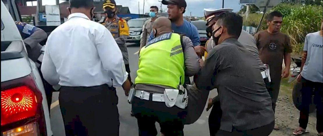 Kapolres Tapanuli Selatan dan anggotanya, menolong korban lakalantas. 