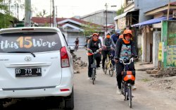Indira Jusuf Ismail Naik Sepeda Berkunjung ke Dua Lokasi Kampanye