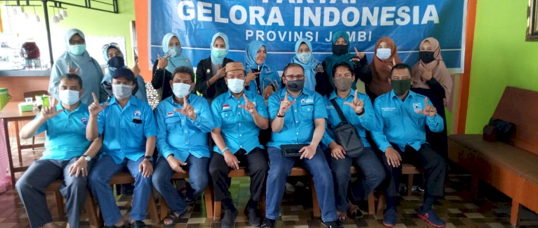 Fungsionaris Gelora Jambi berfoto bersama.