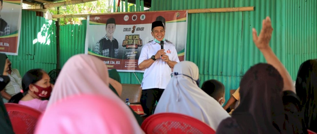 Deng Ical bersama warga Sukaria.