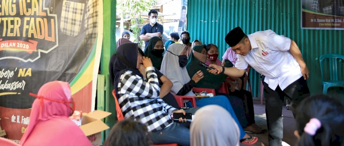 Deng Ical bersama warga Sukaria.