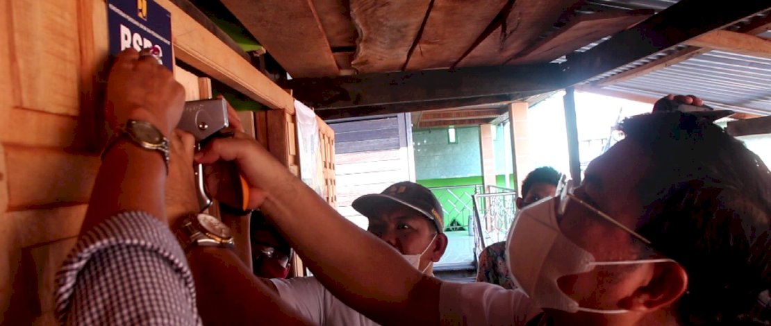 Anggota Komisi V DPR RI Tinjau Rumah Warga yang Keciprat BSPS