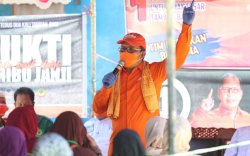 Jadi Warga Kehormatan Kampung Sinrijala, Danny Pomanto Dikalungi Syal Warna Emas