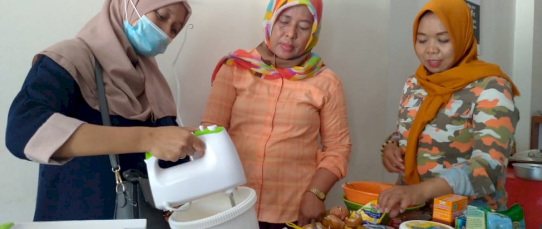 Bisa Jadi Industri Rumahan, Srikandi Anir-Lutfi Latih Emak-emak Bikin Kue