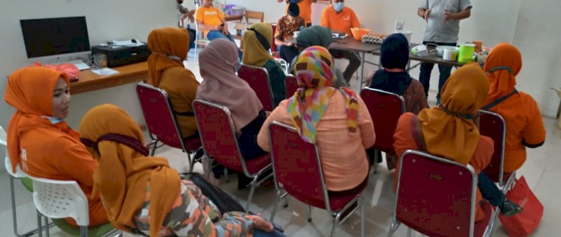 Bisa Jadi Industri Rumahan, Srikandi Anir-Lutfi Latih Emak-emak Bikin Kue