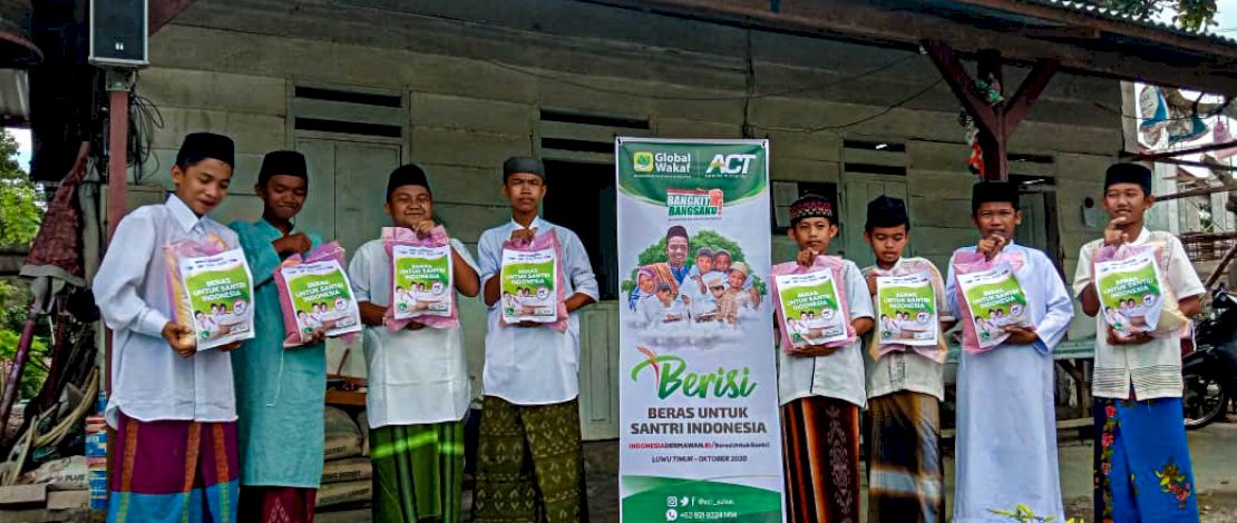 Hari Santri Nasional, Pesantren di Luwu Timur Dapat Bantuan Beras