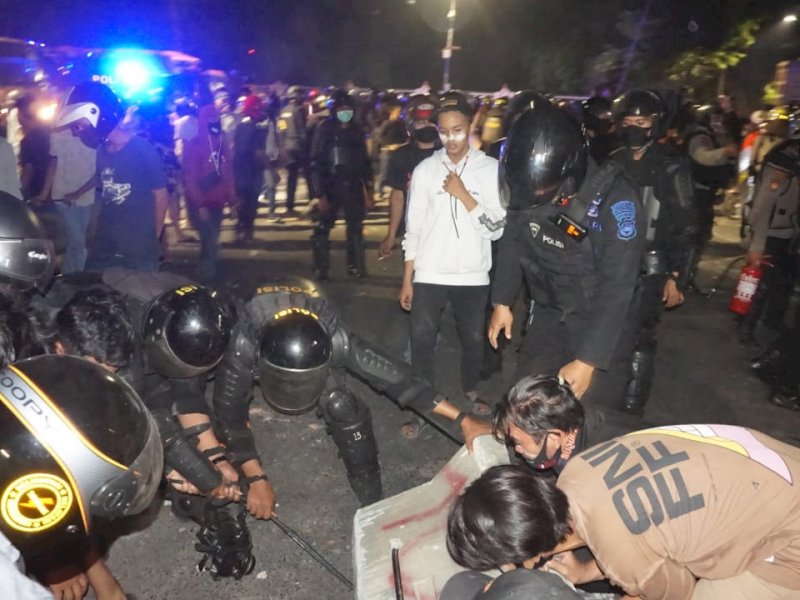 Pasca Kericuhan, Danyon C Pelopor Bersama Masyarakat Buka Blokade Jalan A.P. Pettarani