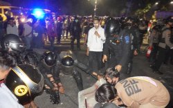 Pasca Kericuhan, Danyon C Pelopor Bersama Masyarakat Buka Blokade Jalan A.P. Pettarani