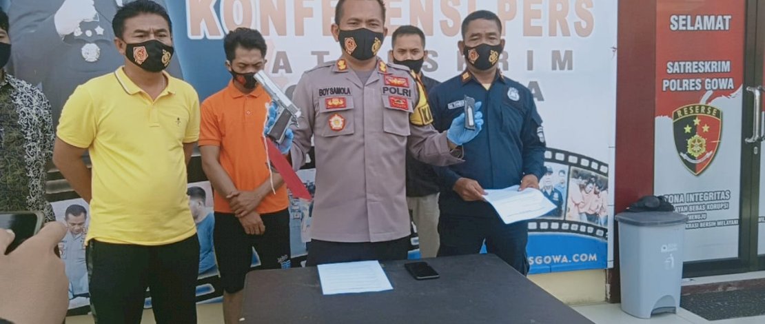 AKBP Boy F Samola didampingi Kassubag Humas Polres Gowa, AKP Mangatas Tambunan, memperlihatkan pelaku pengancaman mahasiswa dengan airsoft gun.