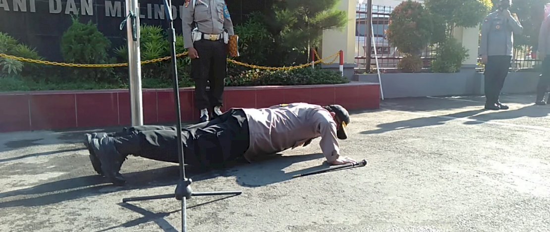 Momen Kapolres Gowa, AKBP Boy F Samola push up di depan personel Polres Gowa, Senin, 26 Oktober 2020. (Foto: Subbag Humas Polres Gowa)