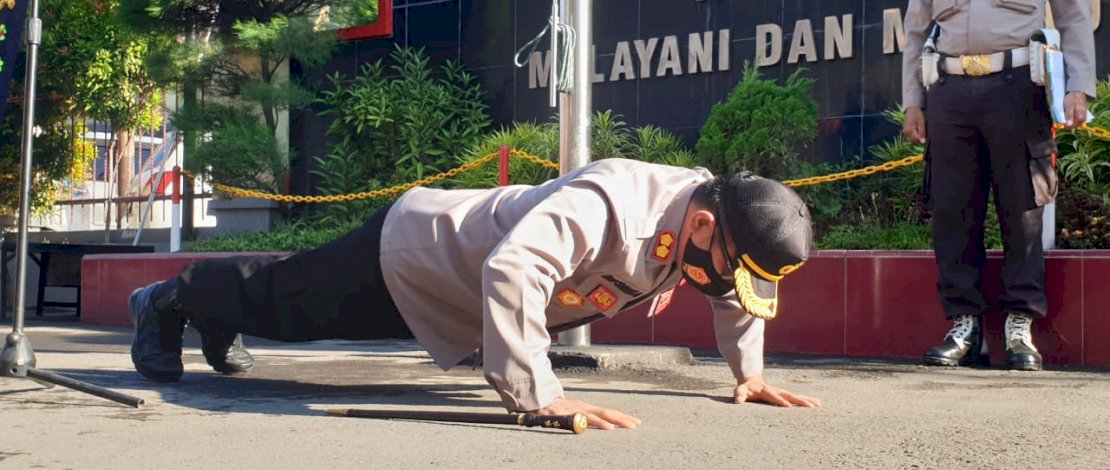 Momen Kapolres Gowa, AKBP Boy F Samola push up di depan personel Polres Gowa, Senin, 26 Oktober 2020. (Foto: Subbag Humas Polres Gowa)