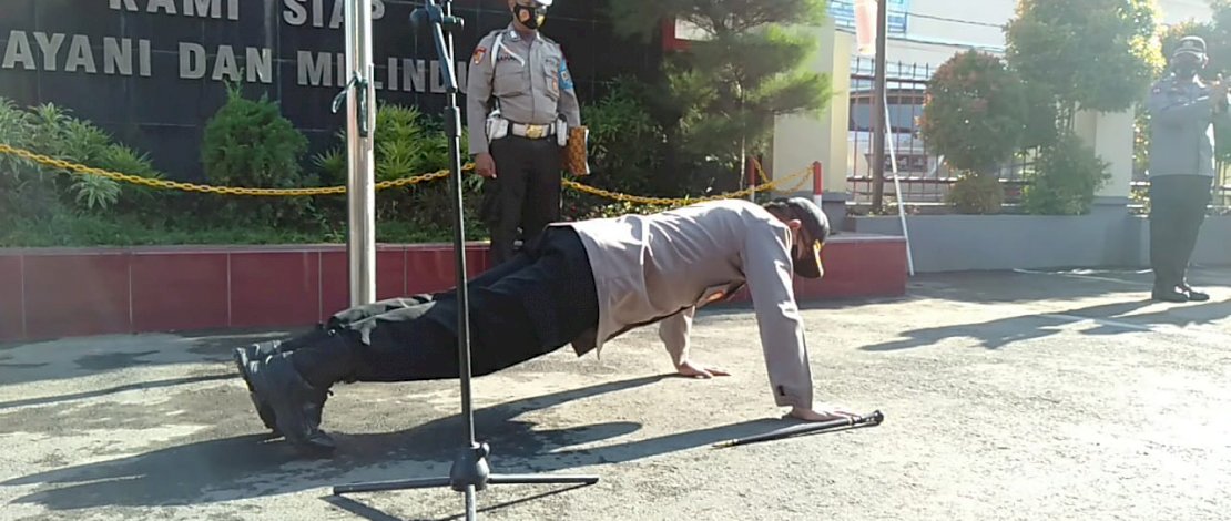 Momen Kapolres Gowa, AKBP Boy F Samola push up di depan personel Polres Gowa, Senin, 26 Oktober 2020. (Foto: Subbag Humas Polres Gowa)