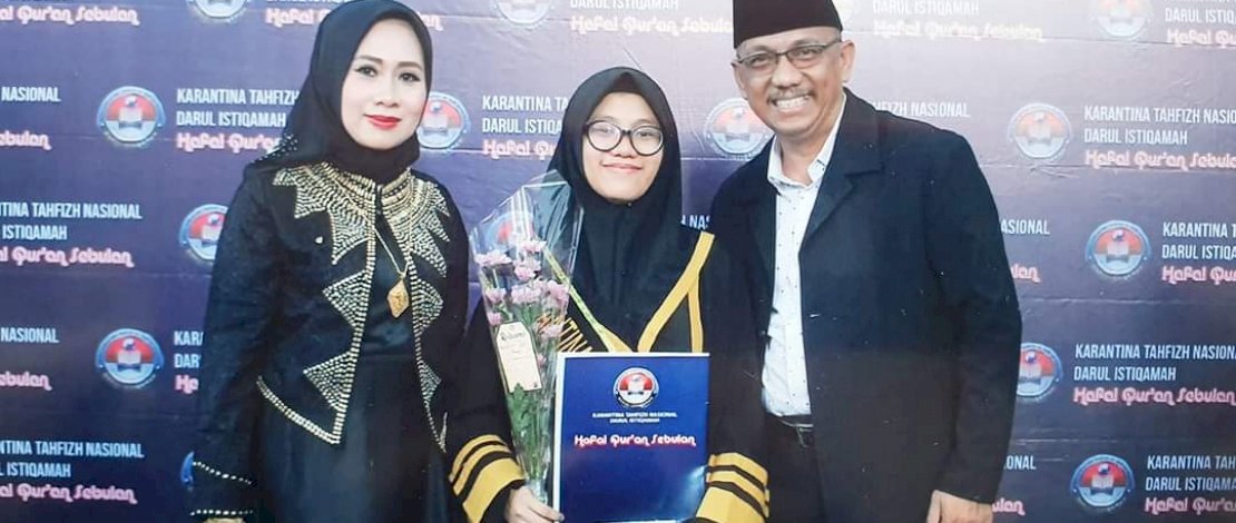 Lutfi Hanafi, istri dan Siti Anindya Athiyyah Al-Fitrah (tengah).